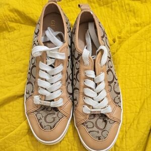 GUESS Womens Beige and White Logo Sneakers size 9
